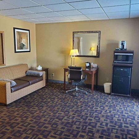 Rodeway Inn McPherson Экстерьер фото