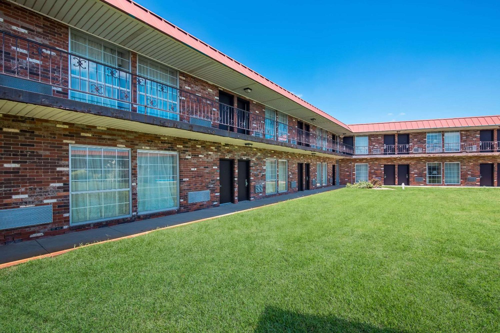 Rodeway Inn McPherson Экстерьер фото