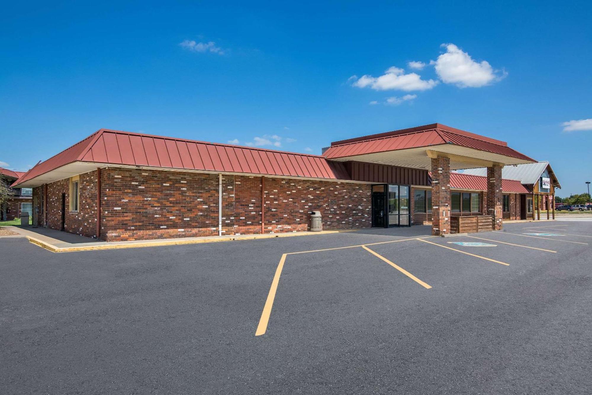 Rodeway Inn McPherson Экстерьер фото