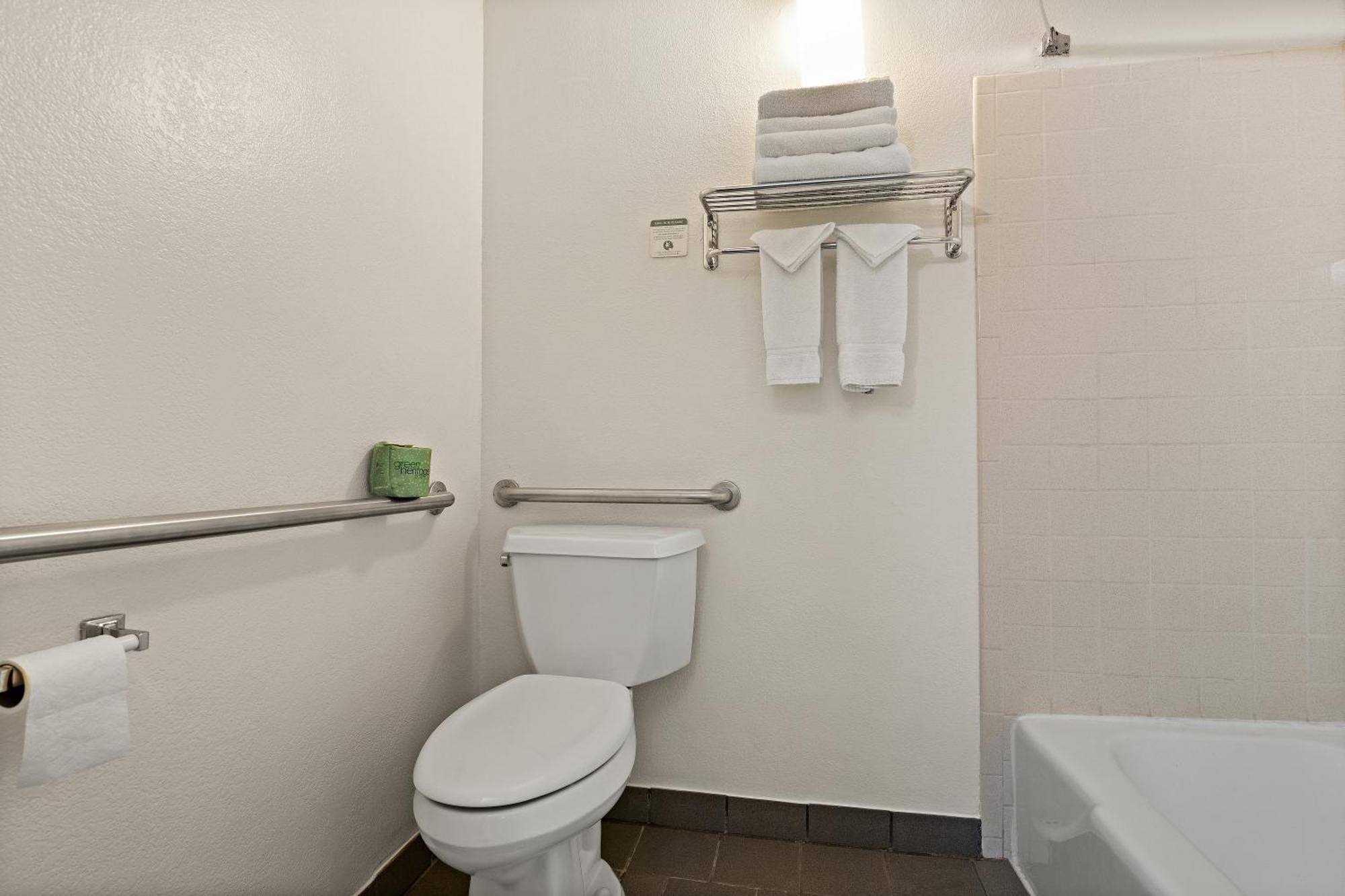 Rodeway Inn McPherson Экстерьер фото