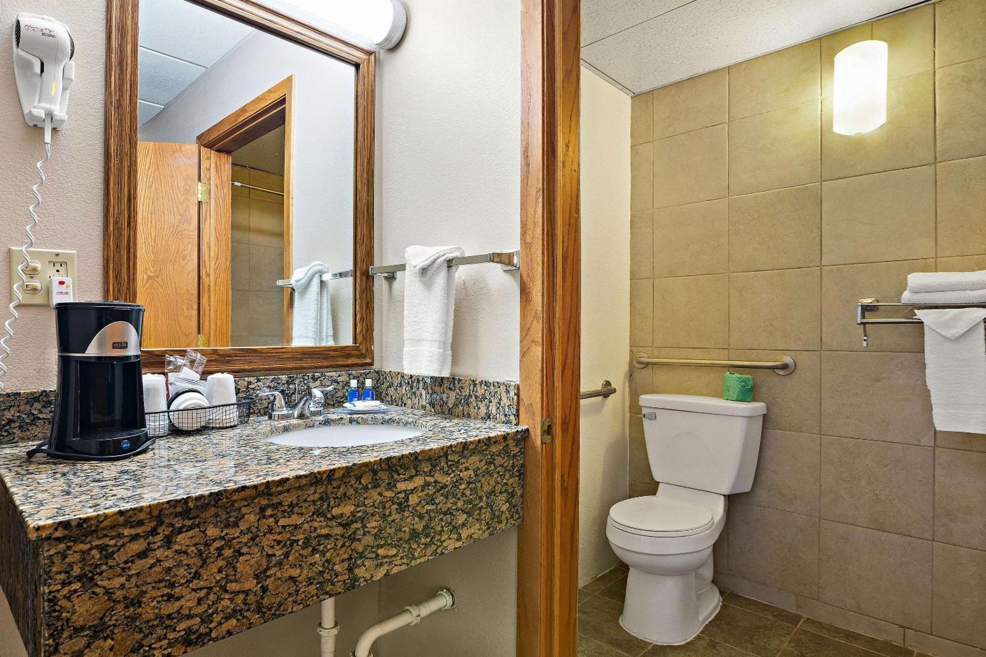 Rodeway Inn McPherson Экстерьер фото