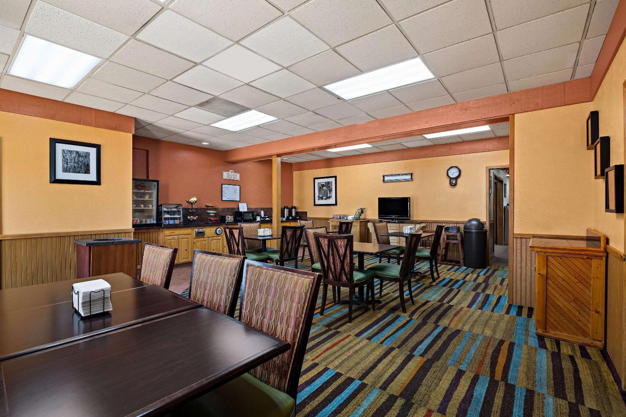 Rodeway Inn McPherson Экстерьер фото