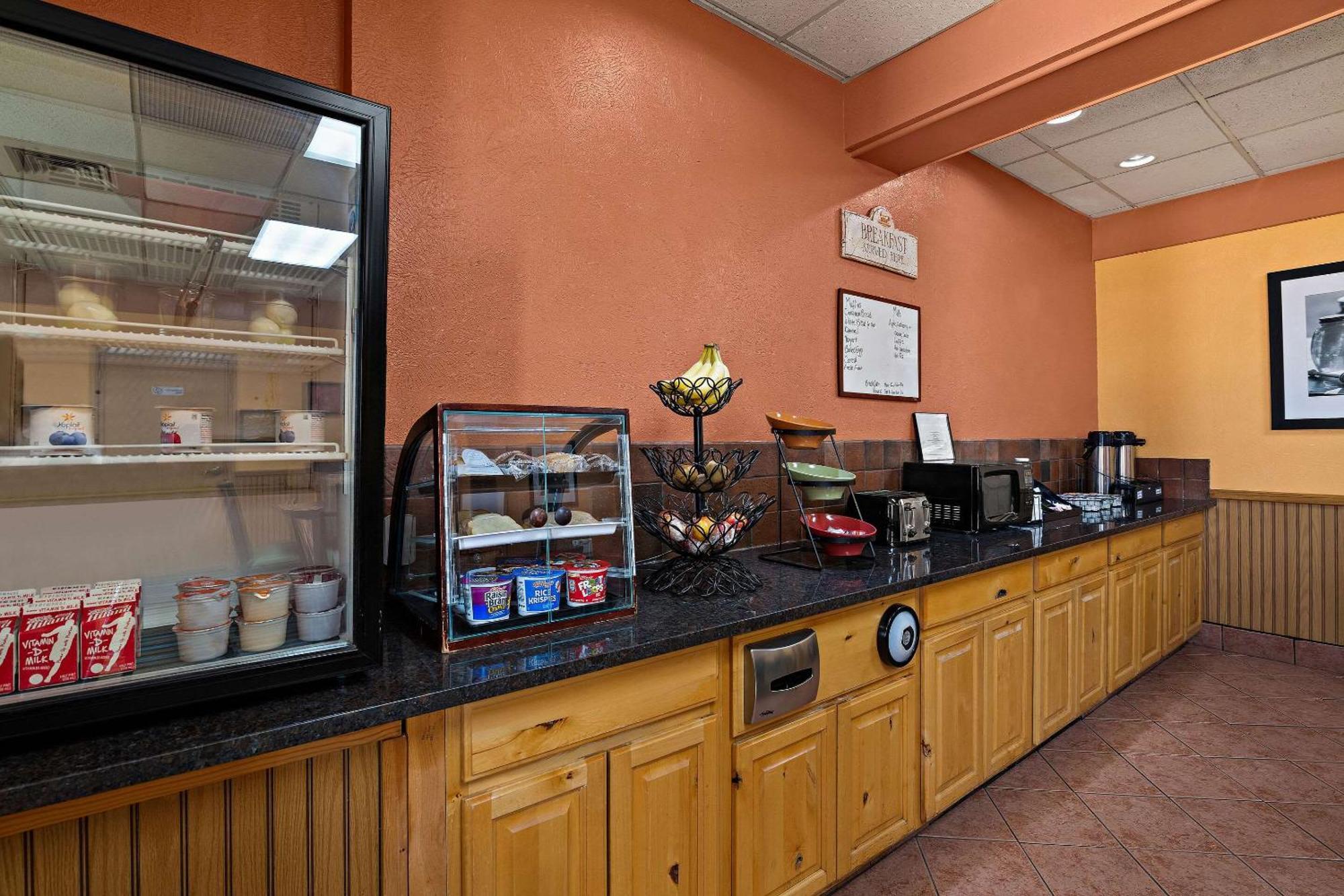 Rodeway Inn McPherson Экстерьер фото