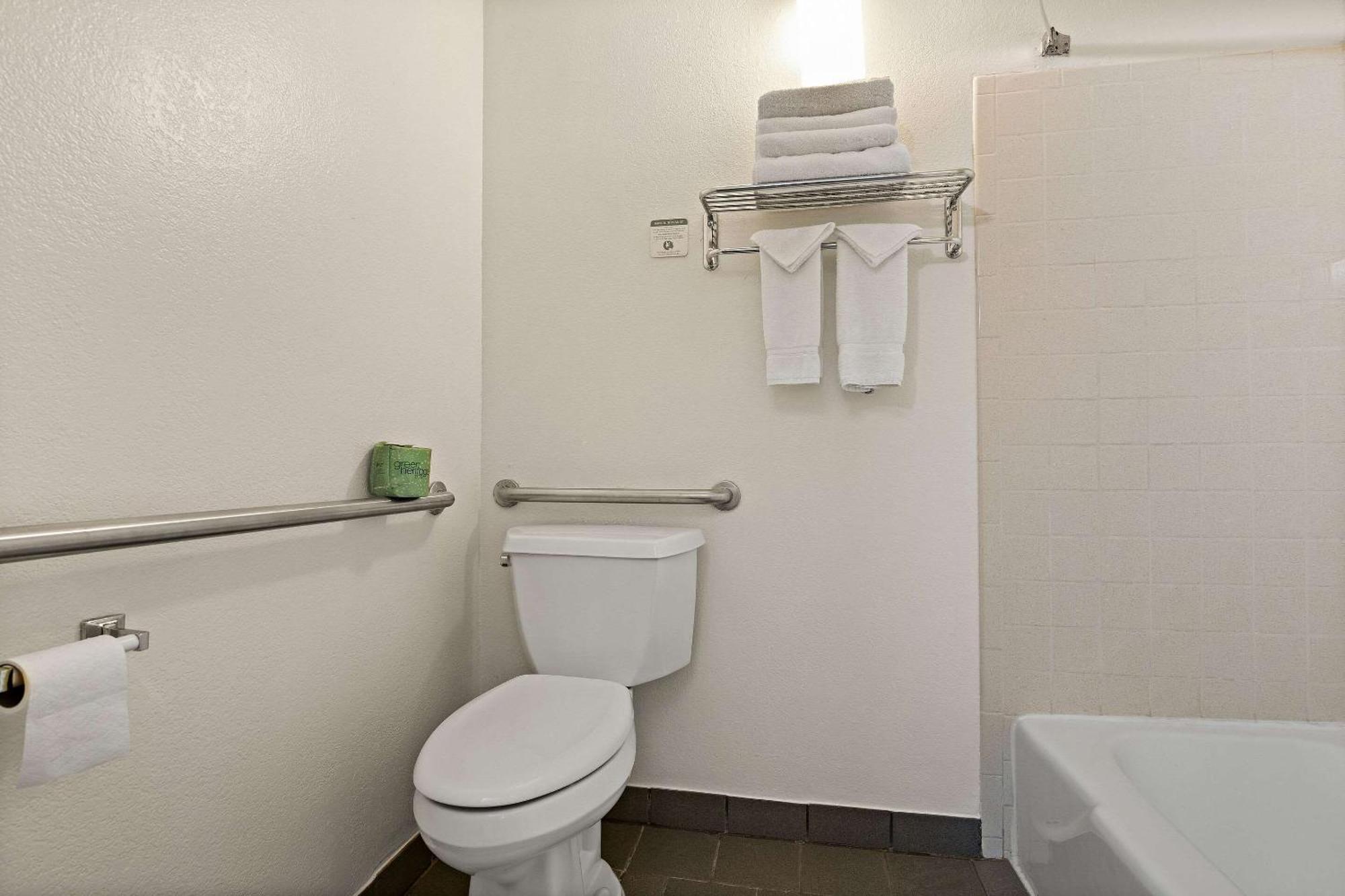 Rodeway Inn McPherson Экстерьер фото
