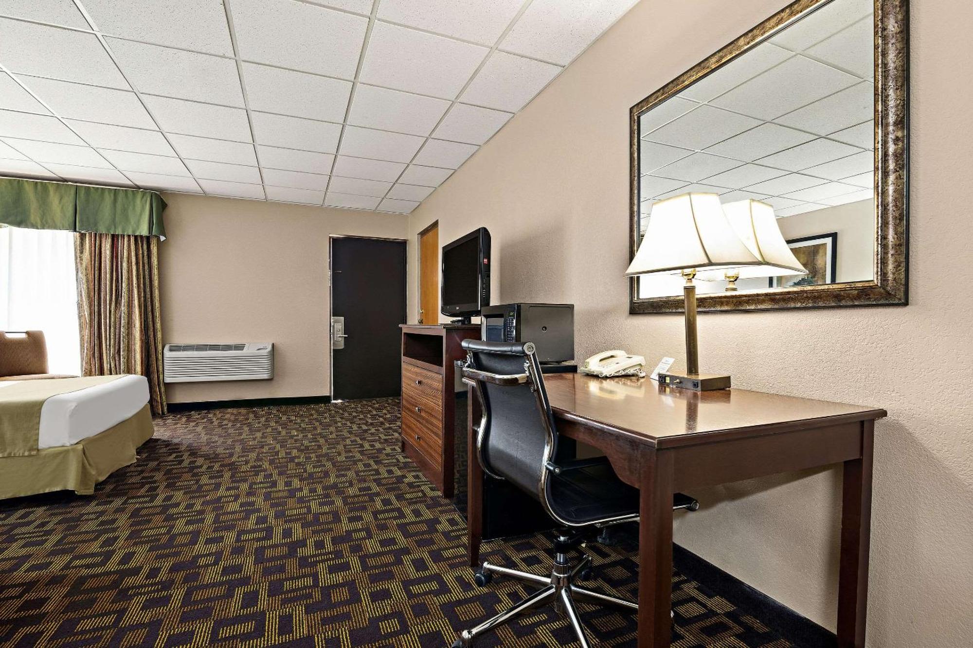Rodeway Inn McPherson Экстерьер фото